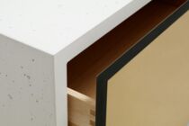 Beton-Lowboard mit leicht geöffneter Messing Schublade