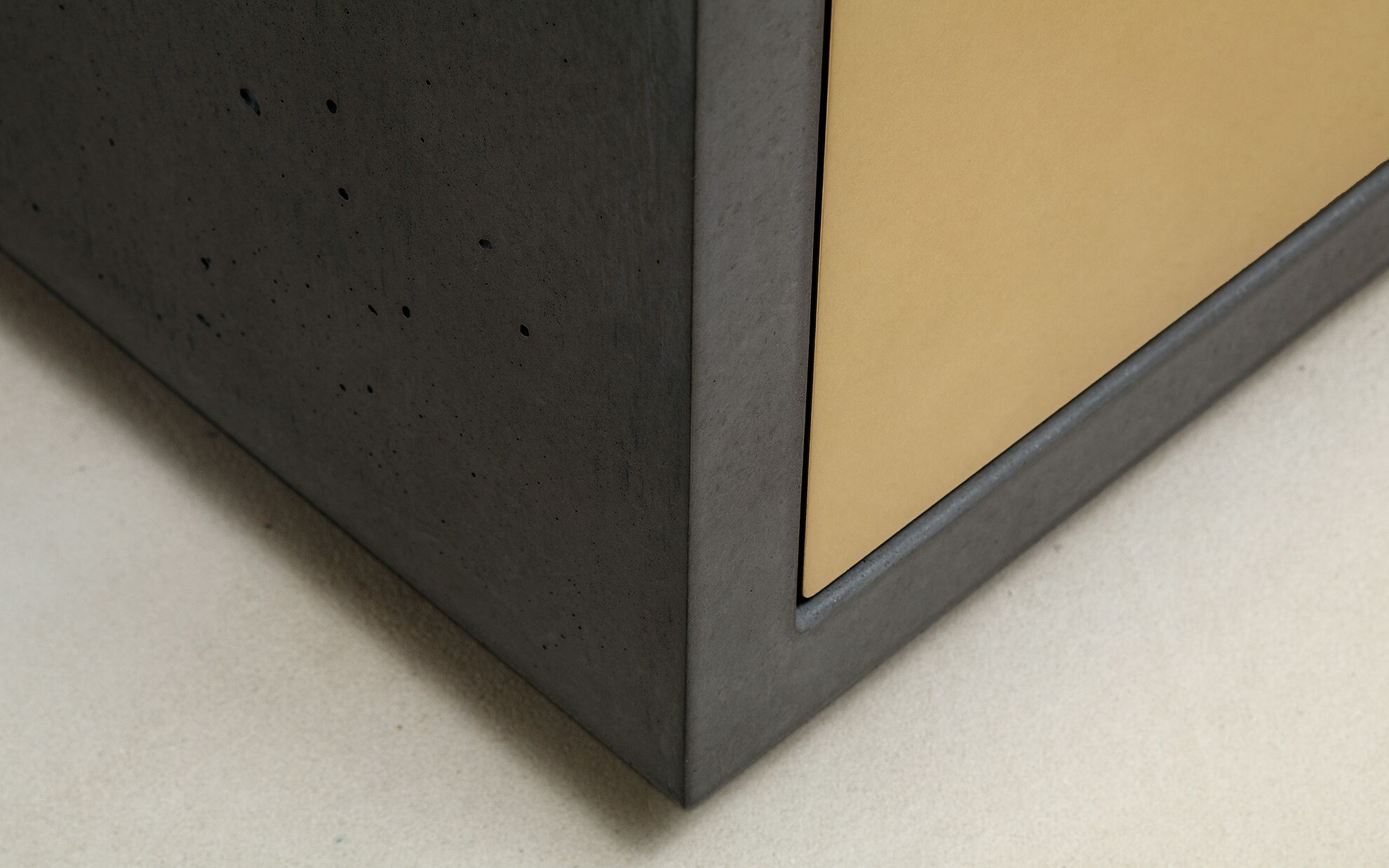 Beton Lowboard mit Schublade und Messingfront in 40 cm, Detail