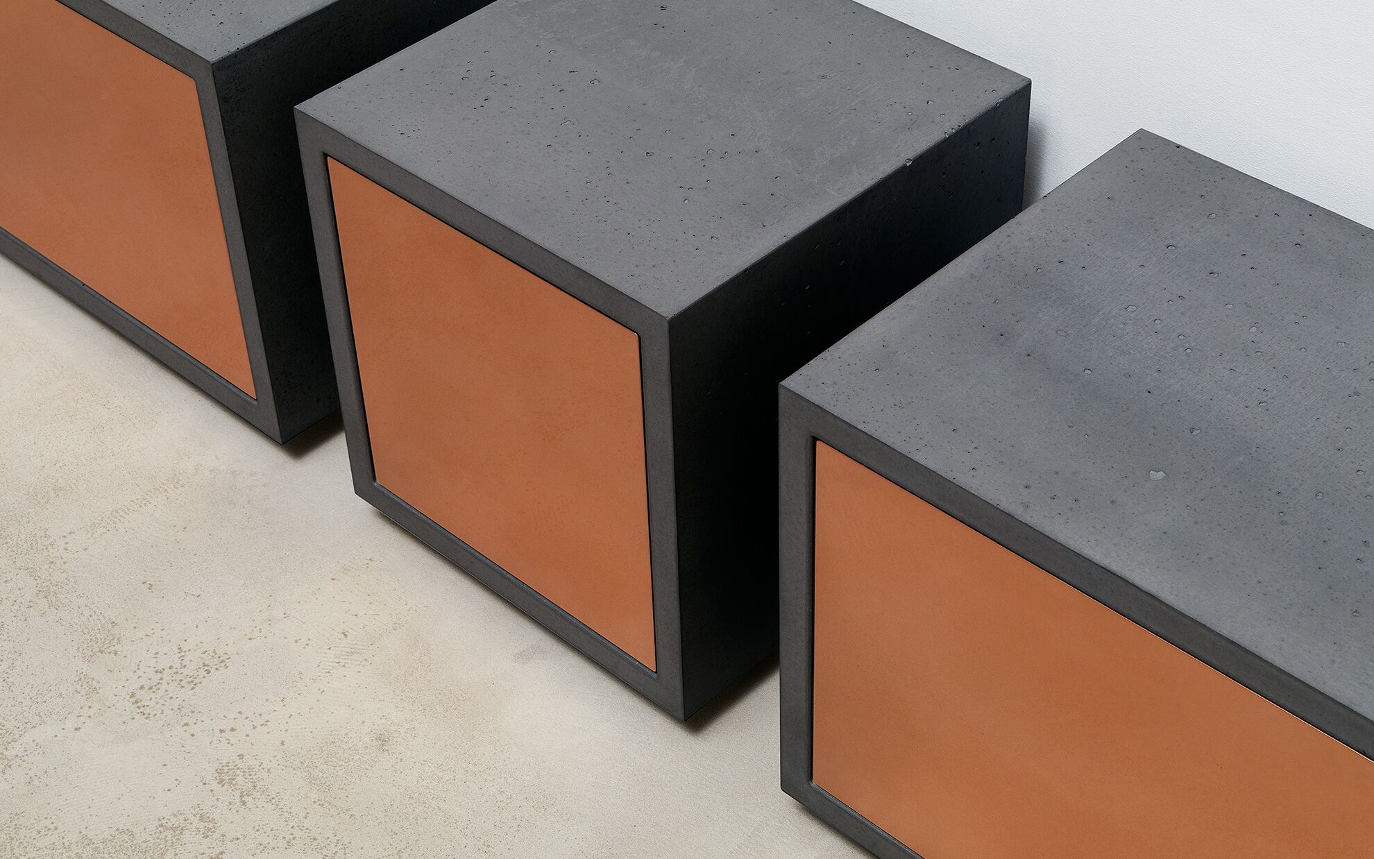 Betonmöbel Lowboard mit Kupfer-Front, Schubkasten, Serie Detail