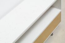 Beton-Sideboard weiss mit Messing-Fronten