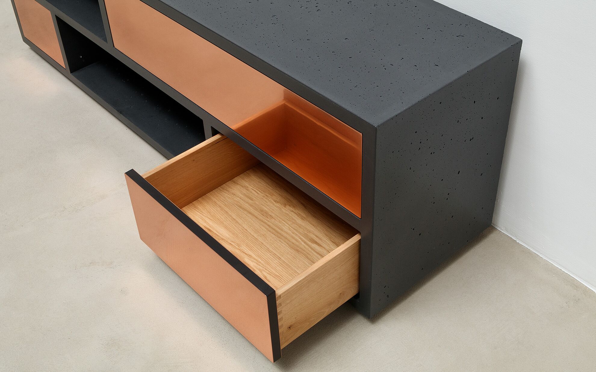 Offene Schublade Beton-Sideboard Copperbox 160 cm