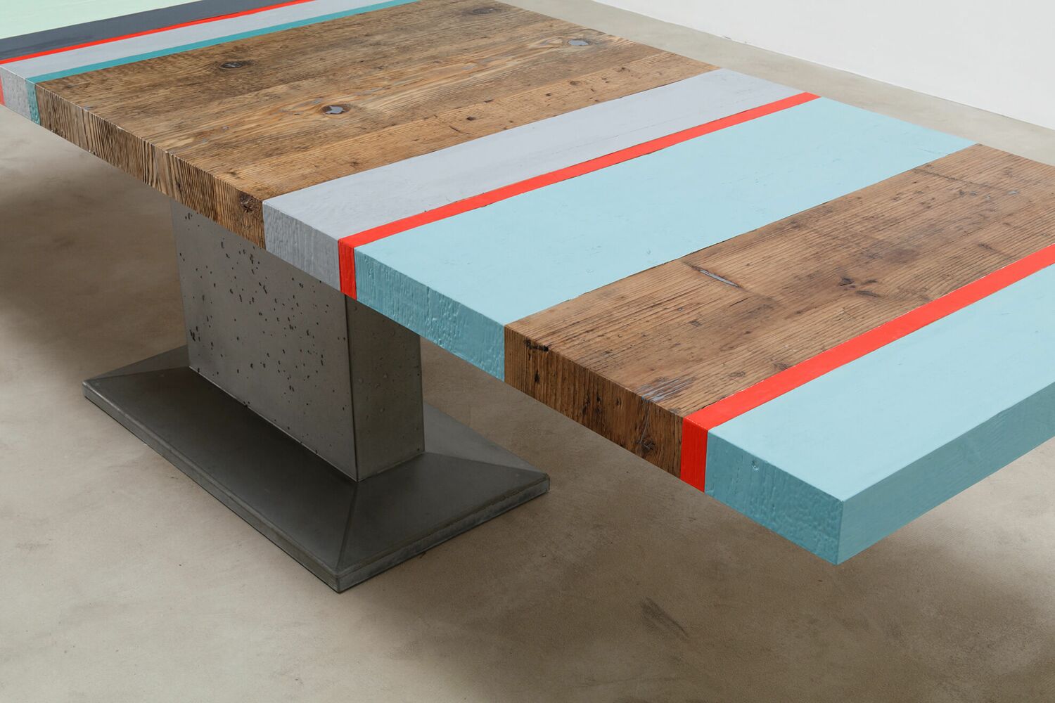 Tischplatte Holz mit Betonfuss