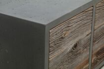Beton-Lowboard mit Front aus aufbereitetem Altholz